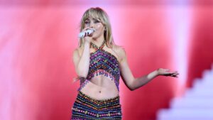 SAO PAULO, BRAZIL - NOVEMBER 24: (EDITORIAL USE ONLY. NO BOOK COVERS.) Sabrina Carpenter performs onstage prior to the "Taylor Swift | The Eras Tour" at Allianz Parque on November 24, 2023 in Sao Paulo, Brazil.